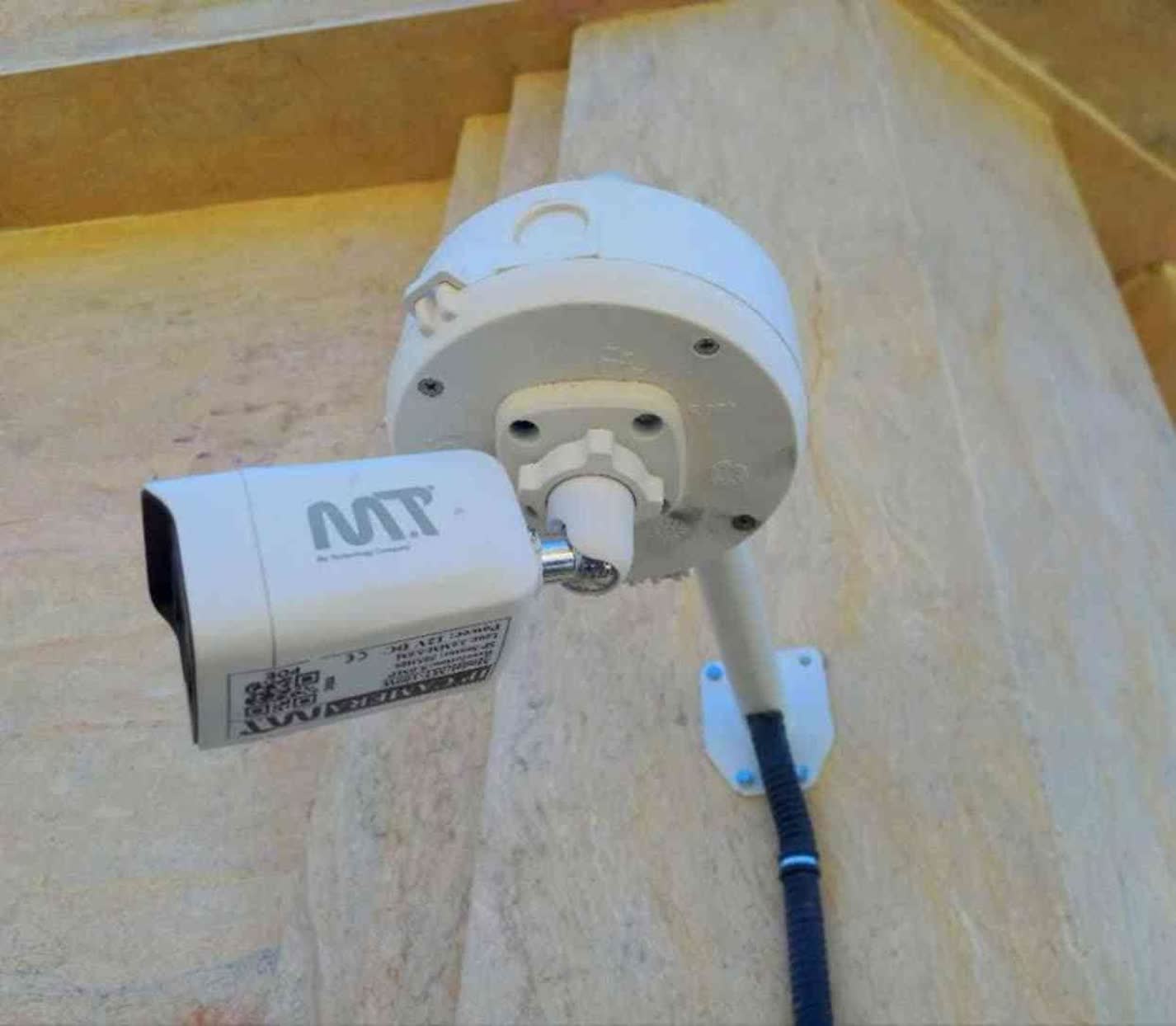 فروش و نصب و راه اندازی انواع دوربین های مداربسته